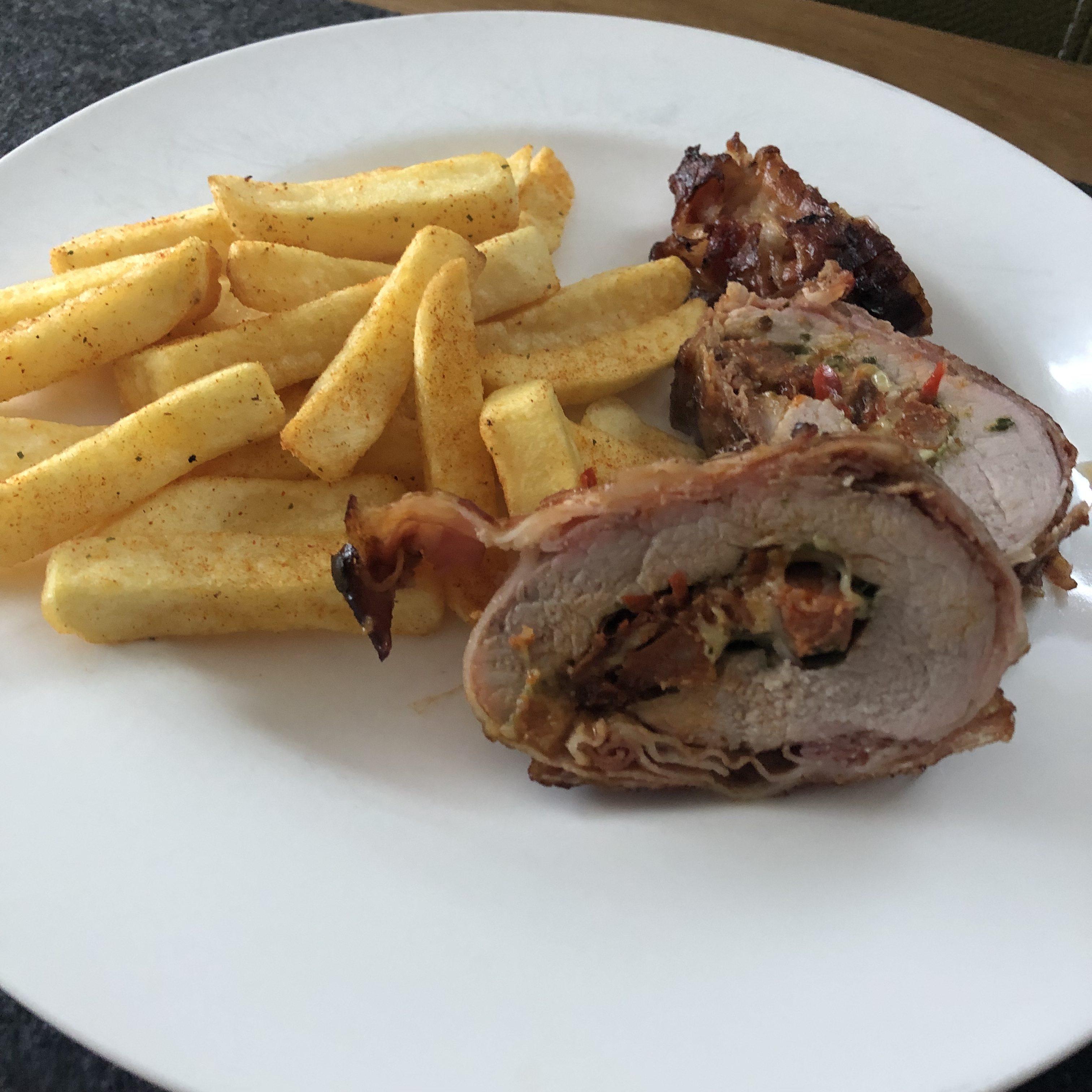 Read more about the article Gefülltes Schweinefilet in Bacon aus dem Hickory-Rauch