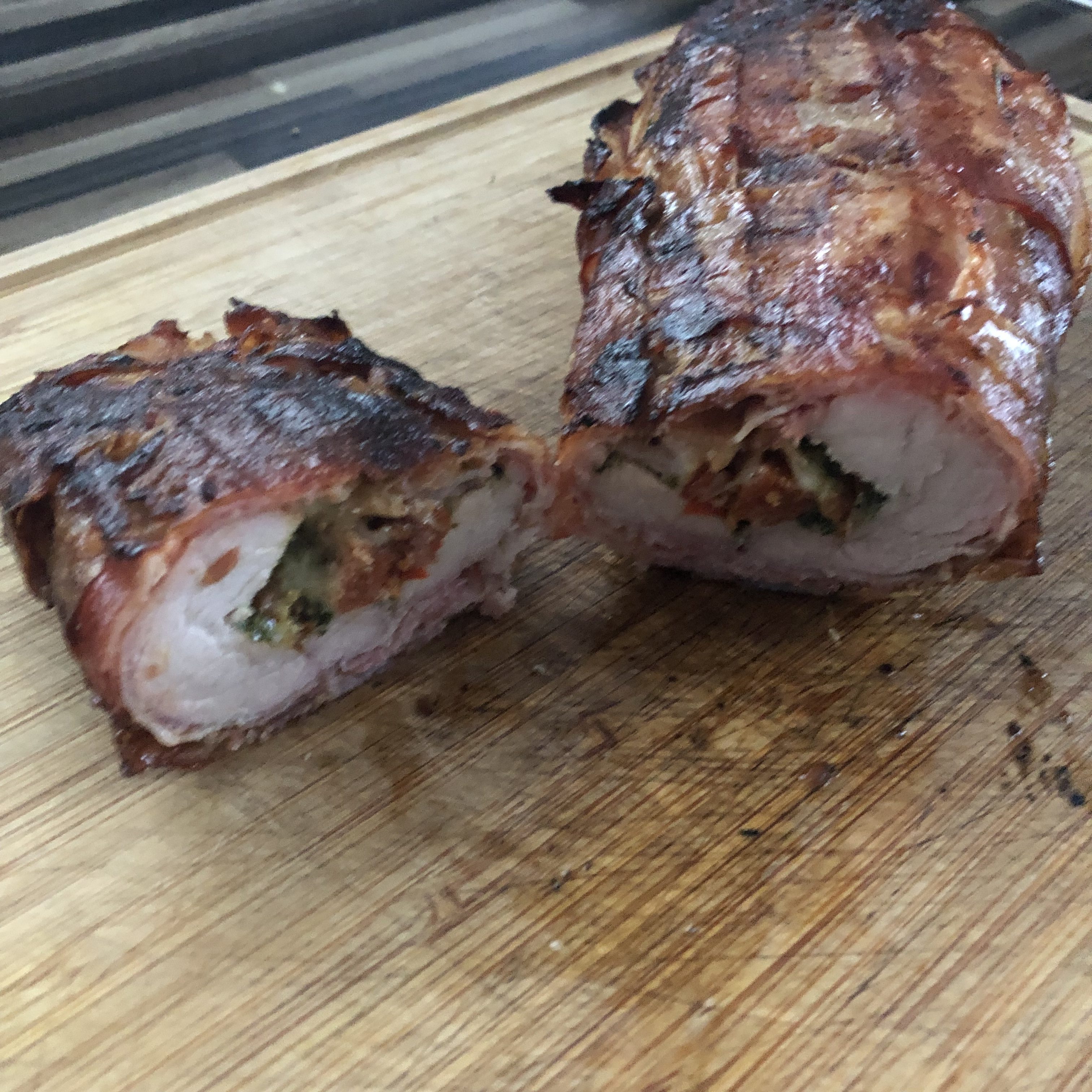 Gefülltes Schweinefilet in Bacon aus dem Hickory-Rauch